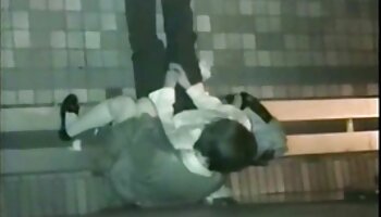 پورن استار دو نفره ممه زن جنده بی شرمانه شروع می کند تا پسر را مرد کند