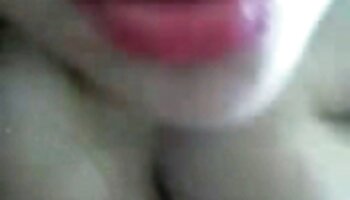 Pretty Enza بیدمشک او را توسط یک غریبه بزرگ غرق می کوس وکون ممه کند