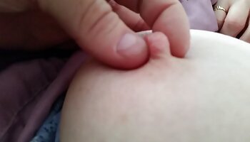 سکسی کاپری لیسیدن کس و ممه کاوانی برای پورنو ممیزی می کند